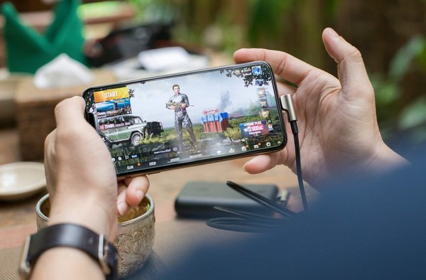 How can developers optimize real-time reflections for better performance in mobile games?
